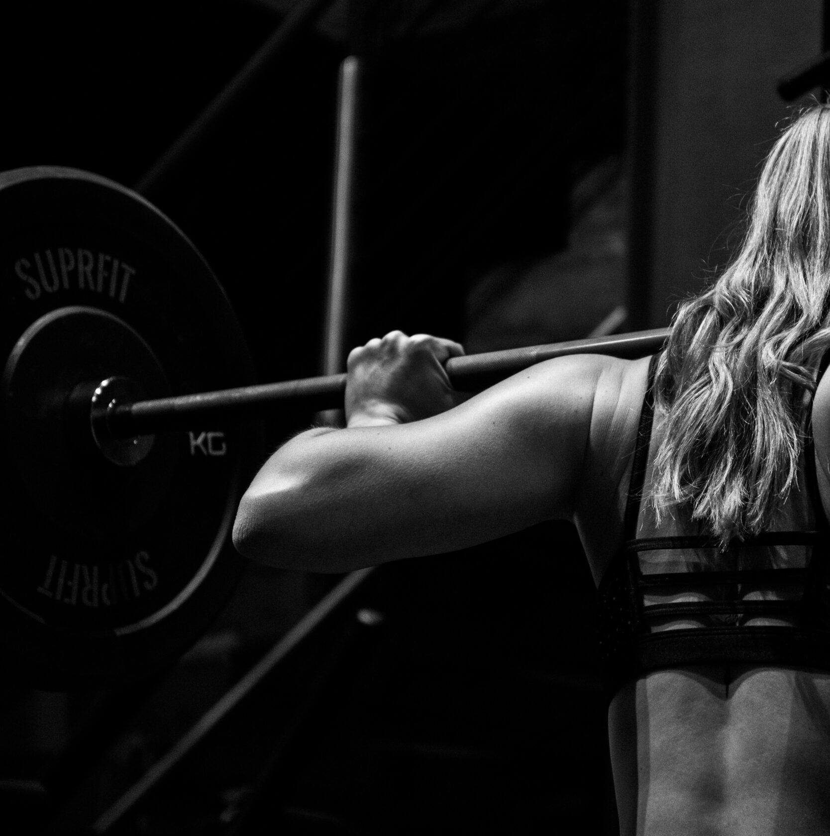 hm32-weightlifting-female-athlete
